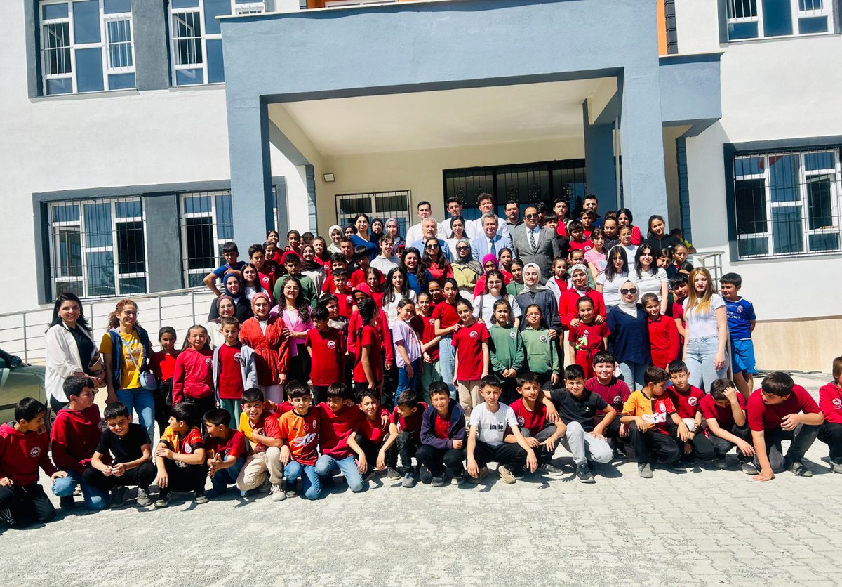 aksarayedutr's tweet image. ASÜ Eğitim Fakültesi’nden 15 köy okuluna 43 bin kitap

Aksaray Üniversitesi (ASÜ) Eğitim Fakültesi Fen Bilgisi Öğretmenliği 2. Sınıf Öğrencileri Adıyaman’daki deprem bölgesinde kitaba erişimde dezavantajlı iki köy okuluna toplam 7 bin kitap desteği sağladı. 11 yıl içinde 15 köy