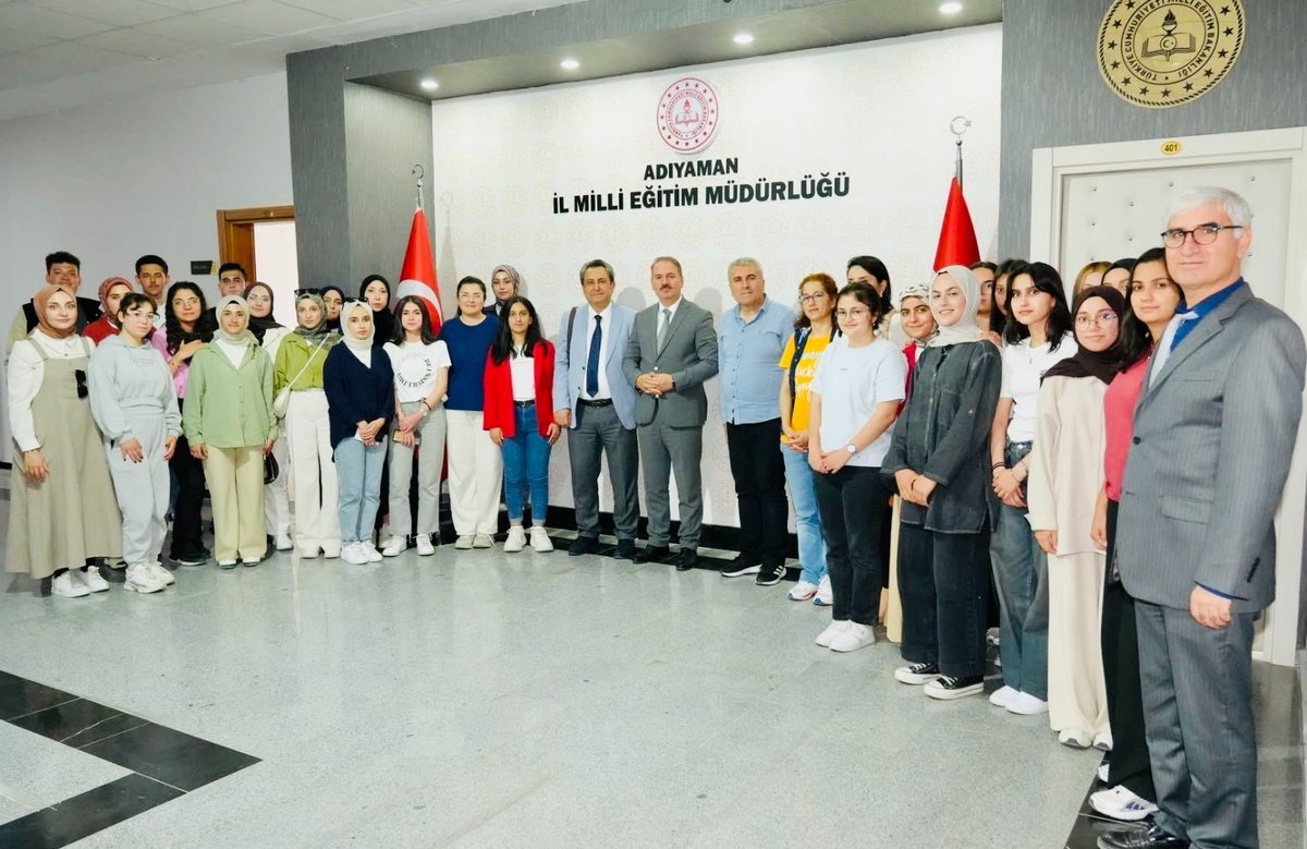 aksarayedutr's tweet image. ASÜ Eğitim Fakültesi’nden 15 köy okuluna 43 bin kitap

Aksaray Üniversitesi (ASÜ) Eğitim Fakültesi Fen Bilgisi Öğretmenliği 2. Sınıf Öğrencileri Adıyaman’daki deprem bölgesinde kitaba erişimde dezavantajlı iki köy okuluna toplam 7 bin kitap desteği sağladı. 11 yıl içinde 15 köy