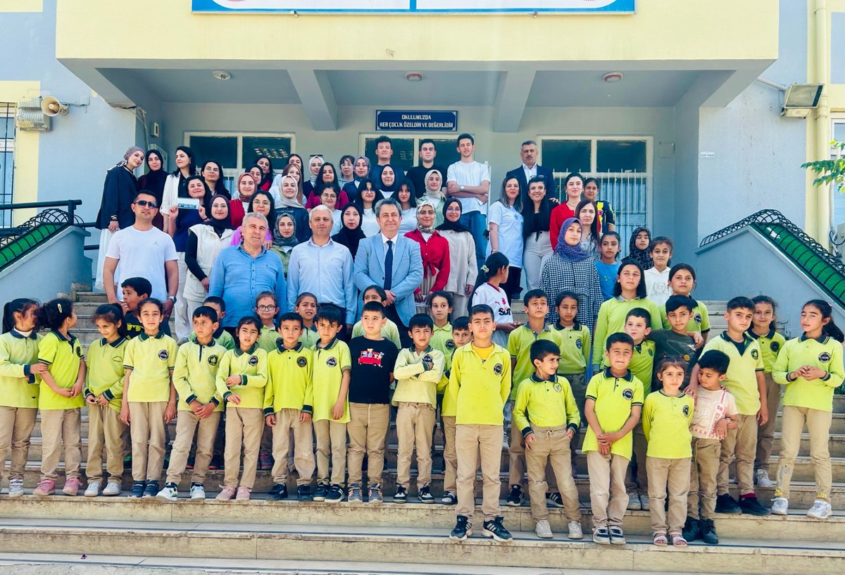 aksarayedutr's tweet image. ASÜ Eğitim Fakültesi’nden 15 köy okuluna 43 bin kitap

Aksaray Üniversitesi (ASÜ) Eğitim Fakültesi Fen Bilgisi Öğretmenliği 2. Sınıf Öğrencileri Adıyaman’daki deprem bölgesinde kitaba erişimde dezavantajlı iki köy okuluna toplam 7 bin kitap desteği sağladı. 11 yıl içinde 15 köy