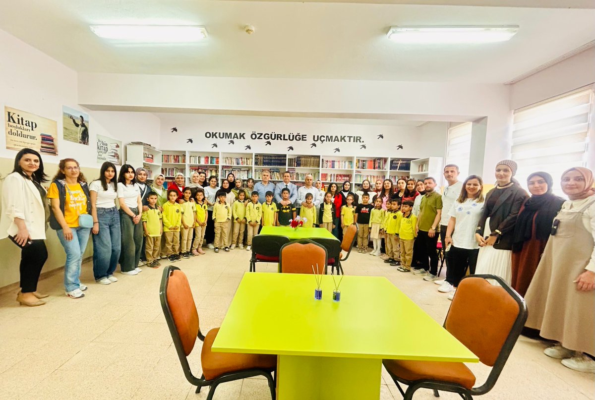 aksarayedutr's tweet image. ASÜ Eğitim Fakültesi’nden 15 köy okuluna 43 bin kitap

Aksaray Üniversitesi (ASÜ) Eğitim Fakültesi Fen Bilgisi Öğretmenliği 2. Sınıf Öğrencileri Adıyaman’daki deprem bölgesinde kitaba erişimde dezavantajlı iki köy okuluna toplam 7 bin kitap desteği sağladı. 11 yıl içinde 15 köy