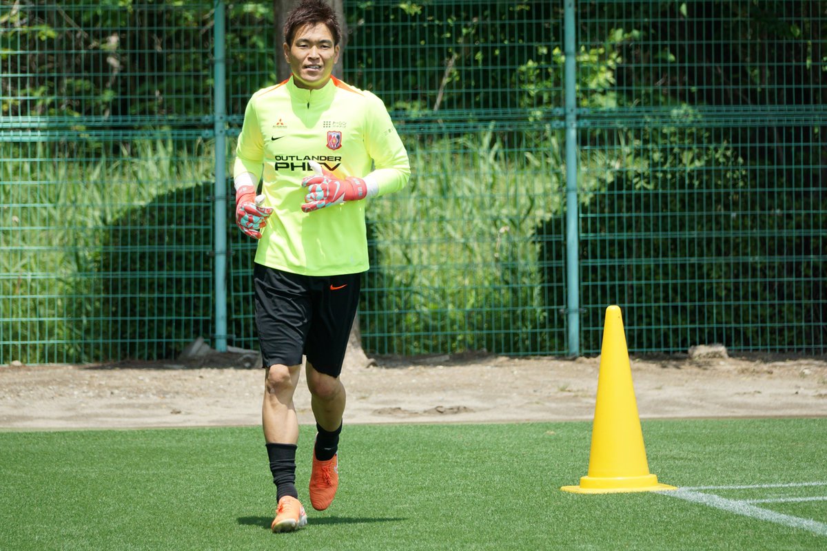 #浦和レッズ の練習公開日
先日のガンバ大阪戦で負傷交代していた #西川周作 選手、ランニング、全体練習後にはゴールマウスを背に動作確認も。復帰までは遠くなさそうで何よりです