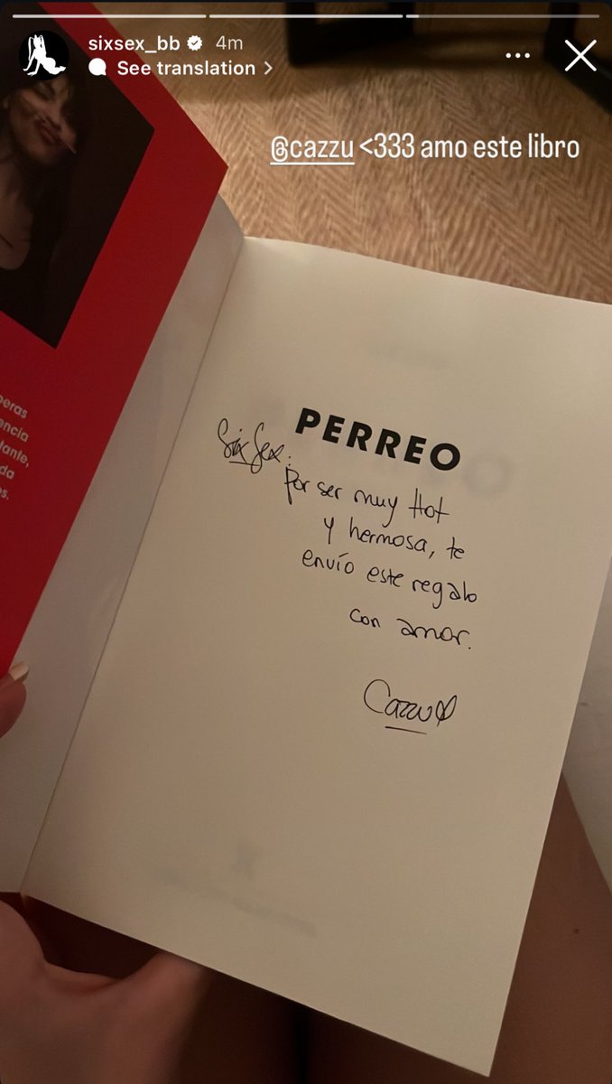 samastats's tweet image. 📲| Cazzu le envió su nuevo libro “PERREO” a Six Sex:

“Six Sex […] por ser muy hot y hermosa, te envío este regalo con amor”.