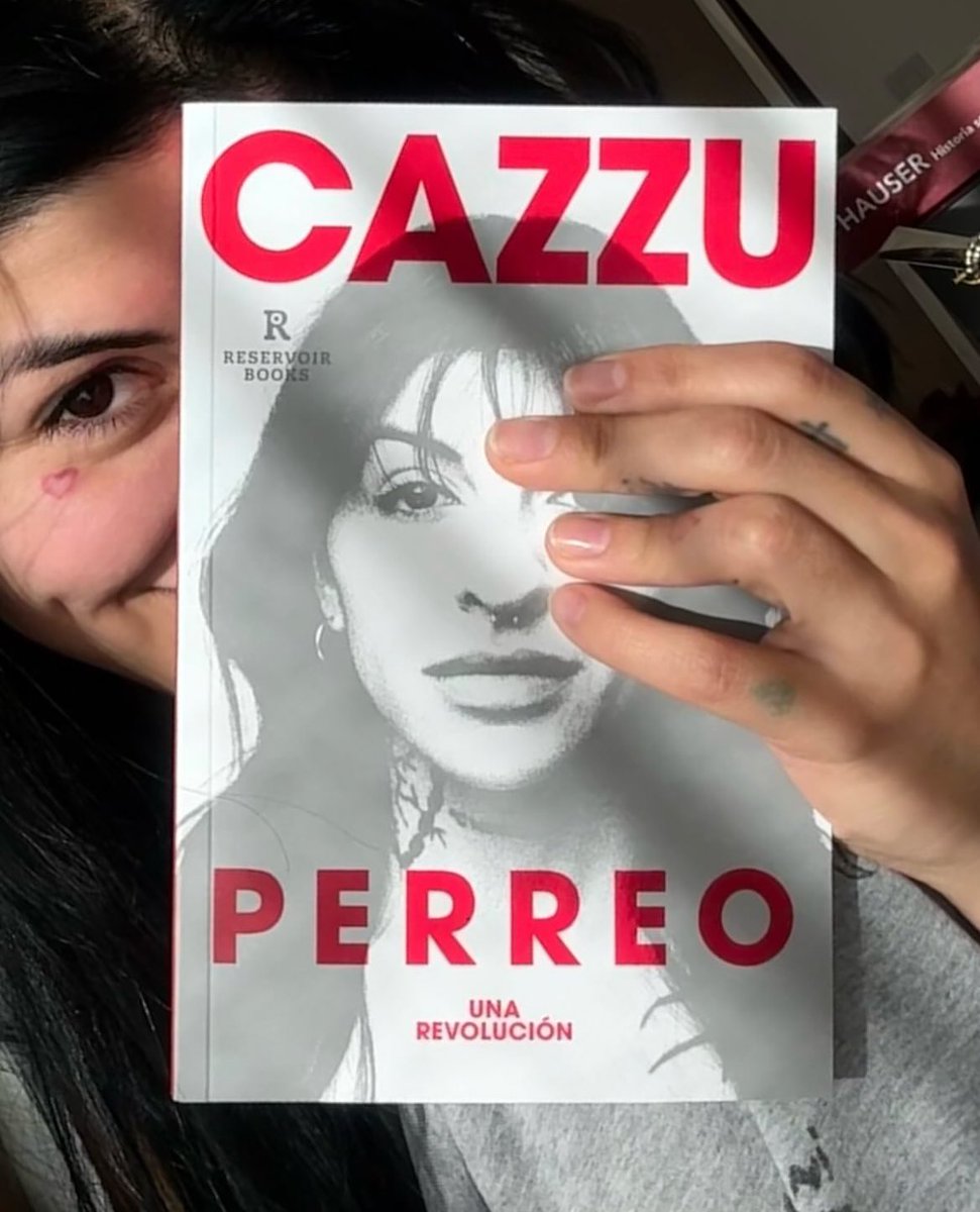 samastats's tweet image. 📲| Cazzu le envió su nuevo libro “PERREO” a Six Sex:

“Six Sex […] por ser muy hot y hermosa, te envío este regalo con amor”.