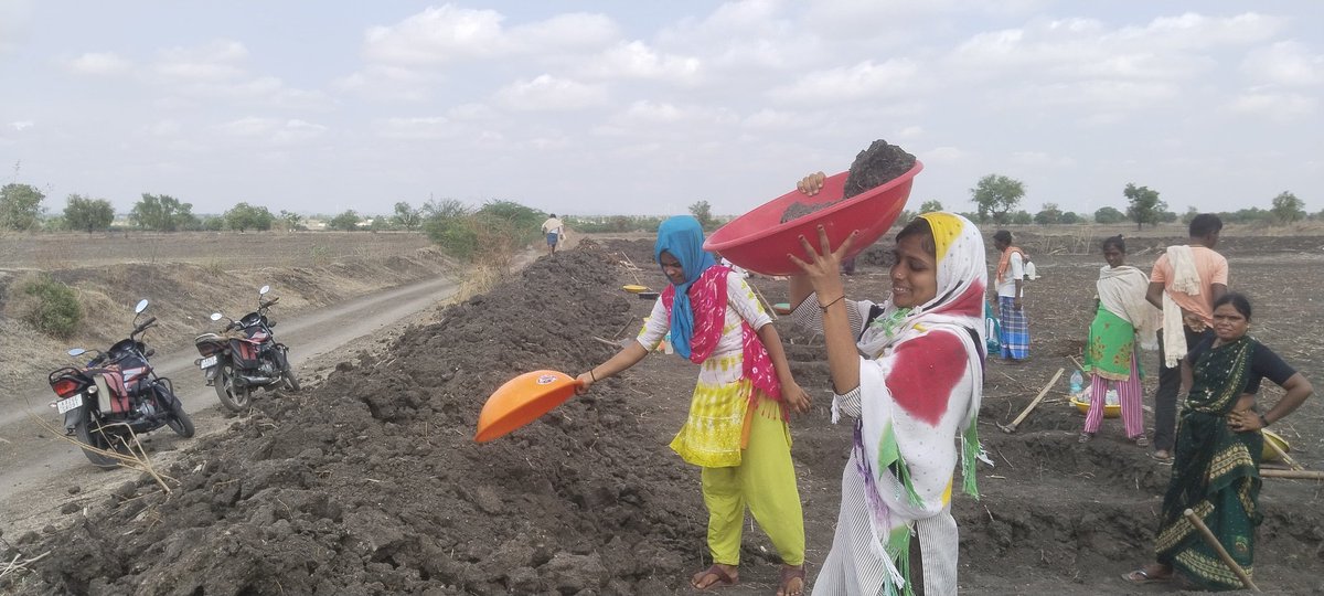 MGNREGS KARNATAKA (@mgnregsk) on Twitter photo ಪದವಿ ಪಡೆದು ಒಳ್ಳೆಯ ಕೆಲಸ ಪಡೆಯುವ ಕನಸು ಹೊತ್ತ ಈ ಯುವತಿಯರು, ತಮ್ಮ ಶಿಕ್ಷಣ ವೆಚ್ಚದಿಂದ ಕುಟುಂಬದ ಮೇಲೆ ಹೊರೆ ಬೀಳದಂತೆ ಮಾಡಲು, ಕುಟುಂಬದೊಂದಿಗೆ MGNREGA ಯೋಜನೆಯಡಿಯಲ್ಲಿ ದುಡಿಯುತ್ತಿದ್ದಾರೆ. ಅಲ್ಪಕಾಲದಲ್ಲಿ ಗಳಿಸುವ ಈ ಆದಾಯವು ಮುಂದಿನ ಪದವಿ ಶಿಕ್ಷಣಕ್ಕೆ ಸಹಾಯವಾಗಲಿದೆ ಎನ್ನುತ್ತಿದ್ದಾರೆ ಈ ಯುವತಿಯರು.
ಗದಗ ಜಿಲ್ಲೆ <a href="/CMofKarnataka/">CM of Karnataka</a> ಪದವಿ ಪಡೆದು ಒಳ್ಳೆಯ ಕೆಲಸ ಪಡೆಯುವ ಕನಸು ಹೊತ್ತ ಈ ಯುವತಿಯರು, ತಮ್ಮ ಶಿಕ್ಷಣ ವೆಚ್ಚದಿಂದ ಕುಟುಂಬದ ಮೇಲೆ ಹೊರೆ ಬೀಳದಂತೆ ಮಾಡಲು, ಕುಟುಂಬದೊಂದಿಗೆ MGNREGA ಯೋಜನೆಯಡಿಯಲ್ಲಿ ದುಡಿಯುತ್ತಿದ್ದಾರೆ. ಅಲ್ಪಕಾಲದಲ್ಲಿ ಗಳಿಸುವ ಈ ಆದಾಯವು ಮುಂದಿನ ಪದವಿ ಶಿಕ್ಷಣಕ್ಕೆ ಸಹಾಯವಾಗಲಿದೆ ಎನ್ನುತ್ತಿದ್ದಾರೆ ಈ ಯುವತಿಯರು.
ಗದಗ ಜಿಲ್ಲೆ <a href="/CMofKarnataka/">CM of Karnataka</a>
