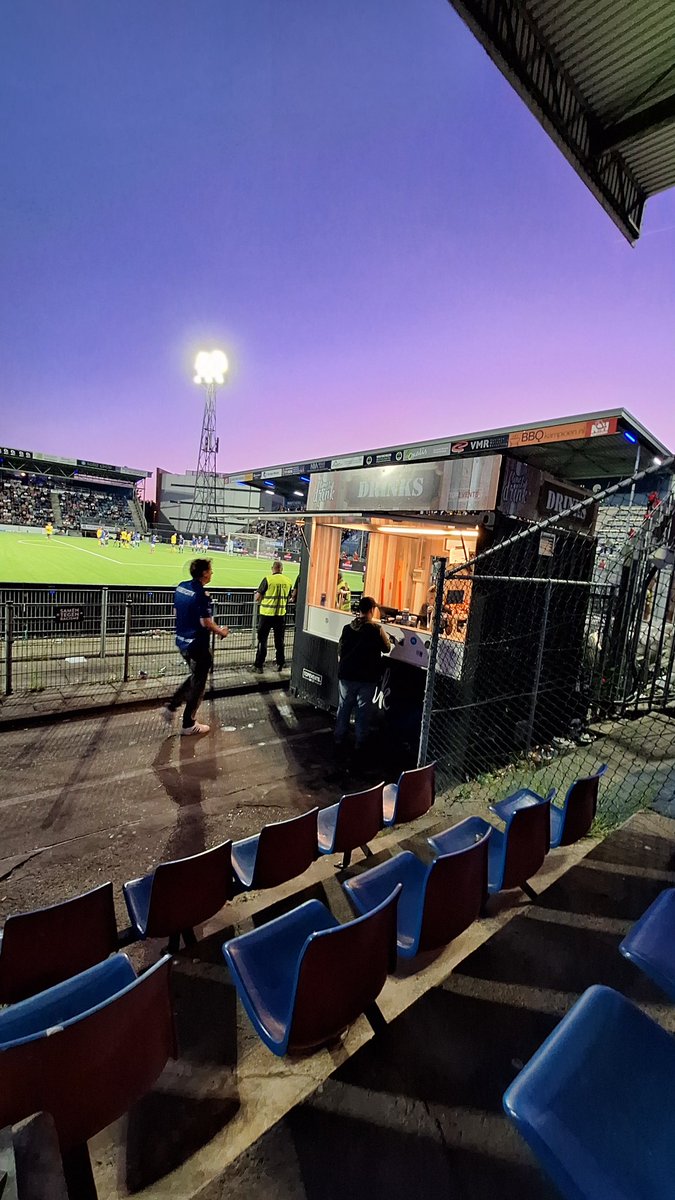 AlexvanderPluij's tweet photo. #groundhop #playoffs #nacompetitie #dbocam Leuk avondje #fcdb ,sinds mensenheugenis zonder mijn cluppie in de playoffs, vd Merbel speelde behoorlijke wedstrijd, Kostorz mocht prijs uitreiken na afloop, paal en verkooppunt maakten t compleet! https://t.co/qUIDIwM5Ev