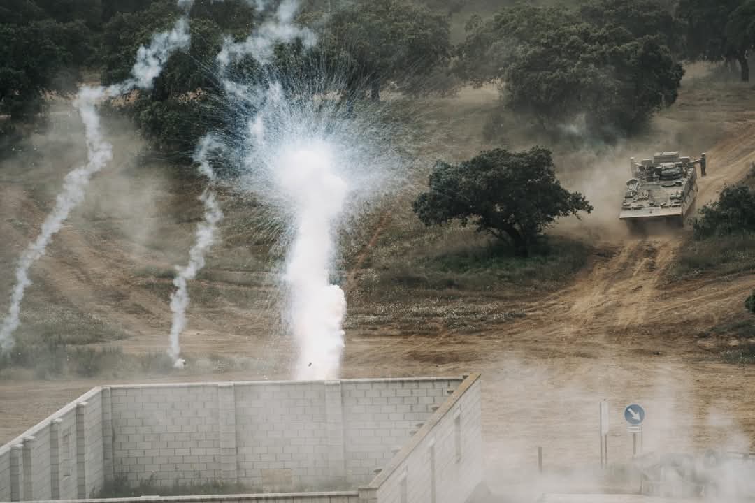 FUTER_ET's tweet photo. Ejercicio ALFA del #BZX en la que nuestros Ingenieros despliegan su potencial con el empleo del Vehículo de Combate de Zapadores ejecutando operaciones de apertura de brecha, factor clave en apoyo a la movilidad.
#OrgulloIngenieroZapador
#SomosTuEjército
#BrigadaGuzmanelBueno https://t.co/S2v8AvRyj1