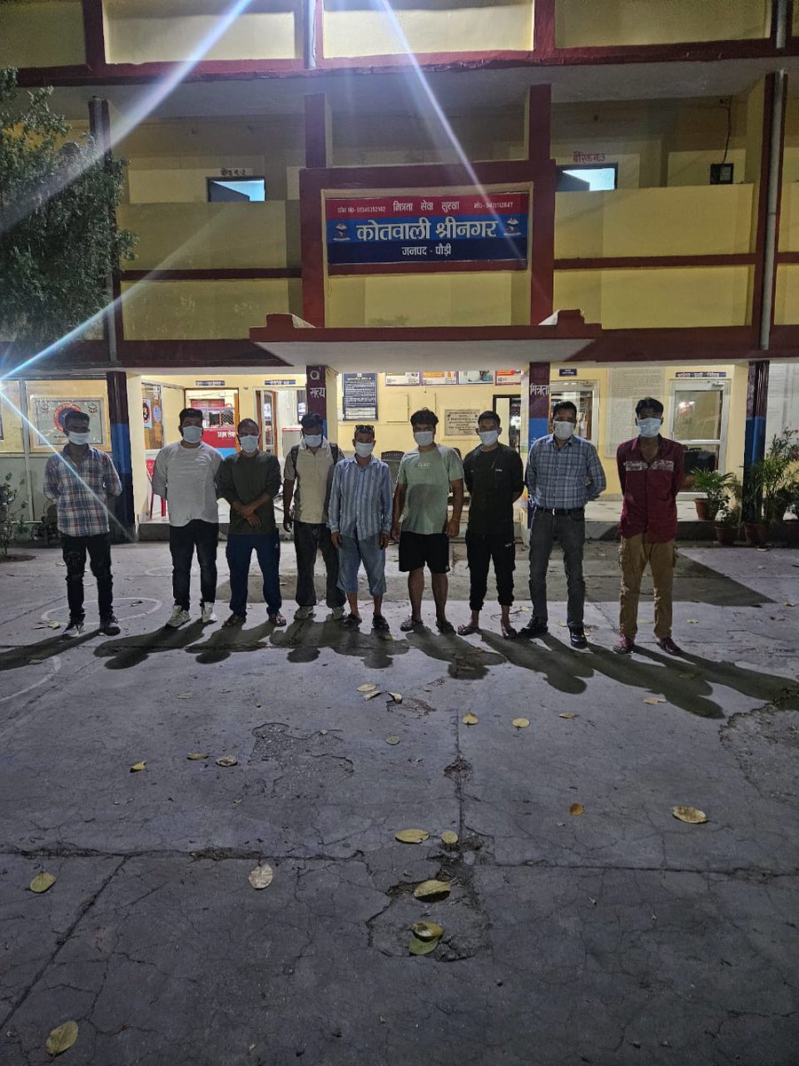 सार्वजनिक स्थलों पर #शराब_पीकर हुड़दंग मचाने वाले 09 #व्यक्तियों के विरूद्ध श्रीनगर पुलिस द्वारा की गई #कड़ी_चालानी_कार्यवाही।