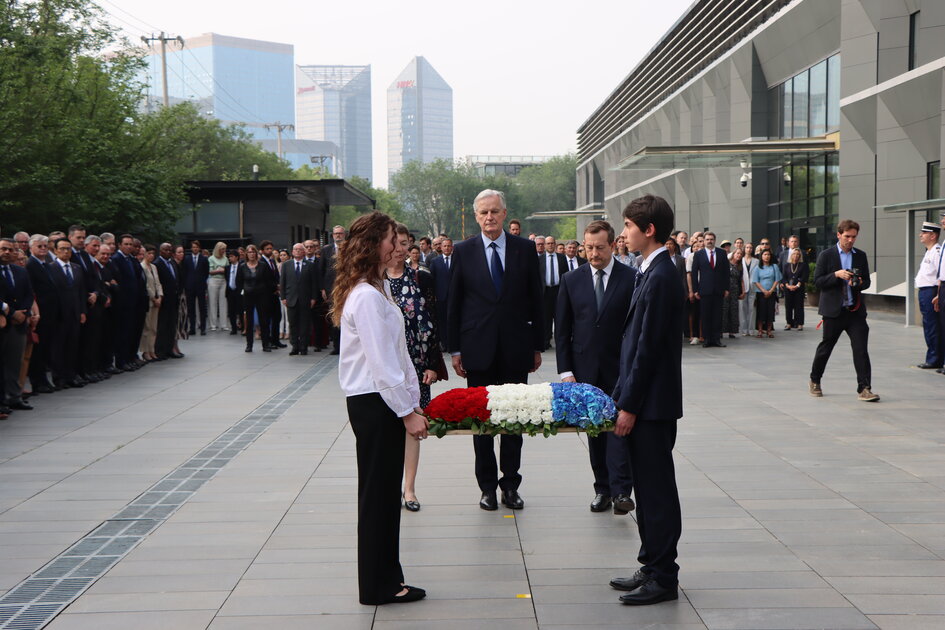 Cérémonie pour le 80e anniversaire de la victoire des Alliés hier à l'Ambassade. L’ancien PM Michel Barnier, les ambassadeurs et des élèves🇫🇷 et 🇩🇪, ont rendu hommage à ceux qui ont lutté pour la liberté et contre la barbarie, soulignant l’unité 🇪🇺 face aux menaces actuelles.