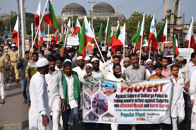 कर्नाटका: बेलगावी में मीडिया के सामने कुरान को जलाया गया!

यह इससे पहले डिमोलिशिंग ईदगाह और कब्रिस्तान जैसे एंटी मुस्लिम्स घटना पहले भी हुए है!

मुसलमानों की पार्टी <a href="/INCKarnataka/">Karnataka Congress</a>  चुप क्यू??