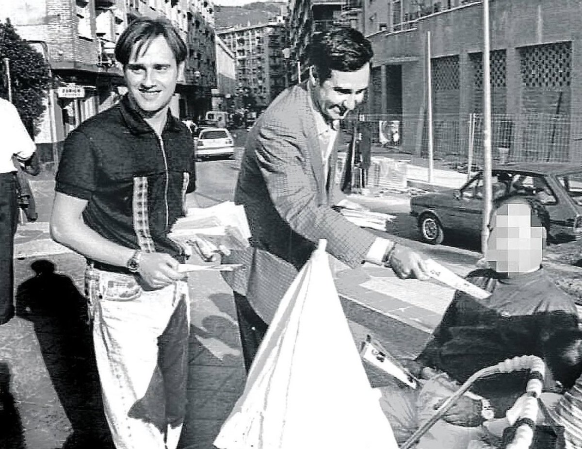 Hoy Miguel Ángel Blanco cumpliría 57 años. ETA le asesinó con 29. 

Toda una vida por vivir arrebatada vilmente. 

#NiolvidoNiimpunidad
#EspíritudeErmua
#MemoriaMiguelÁngelBlanco