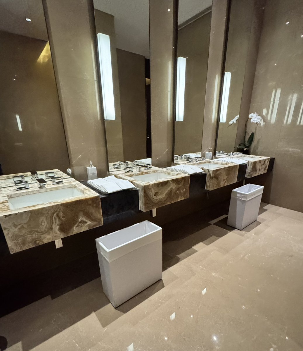 Lunch time quick fun - 哥哥港島區返工，知道有幾個廁所🚽乾淨企理，午飯時間多白領黎釣魚，我間中都玩到啲幾正嘅西裝仔仔。想知就follow，like，retweet再留言「DM」，等我解鎖俾你🤭