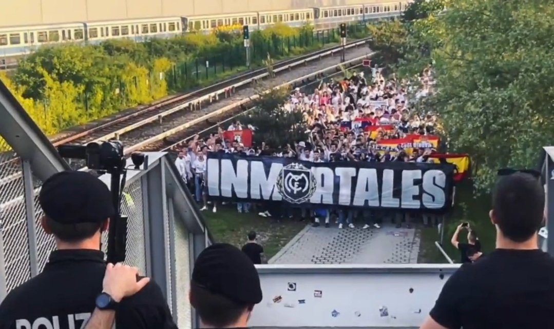 23/24 Bayern Munich - Real Madrid.

Corteo de la hinchada radical madridista al estadio.