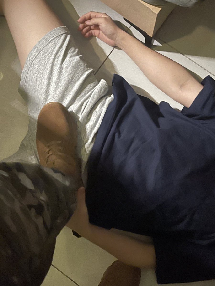 一边踩还一边闻舔，非常合格的小🐶子一枚，踩着踩着就湿了怎么回事😜