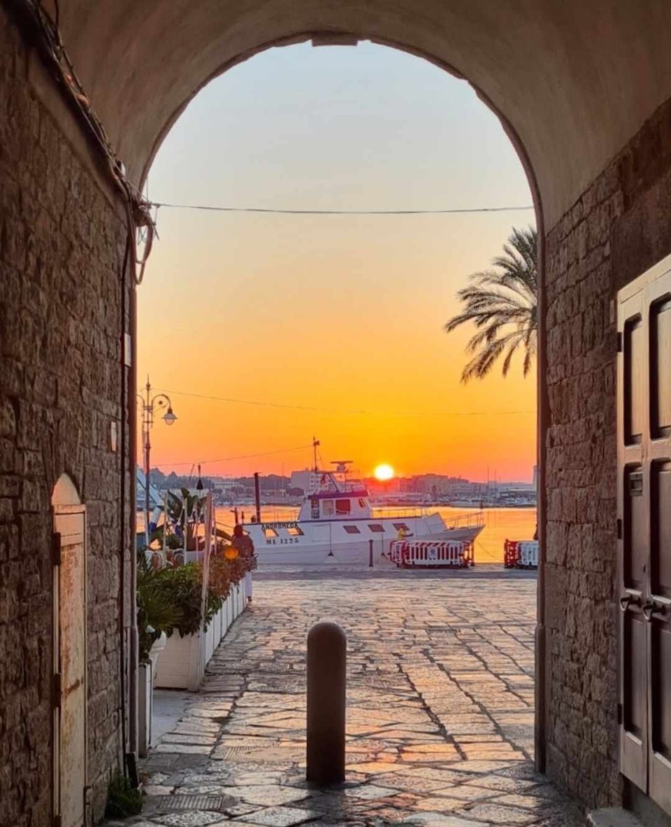 UNA FINESTRA SULL'ALBA DEL PORTO DI MOLFETTA-BARI.