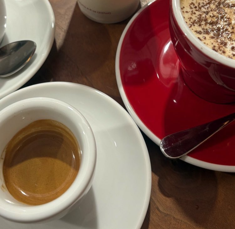 회사에서 간 카페 새로 오픈한 곳이라는데
여기 카페가 대체 어디있다는거야??하다가 놀람
심지어 힙하고 감성적임