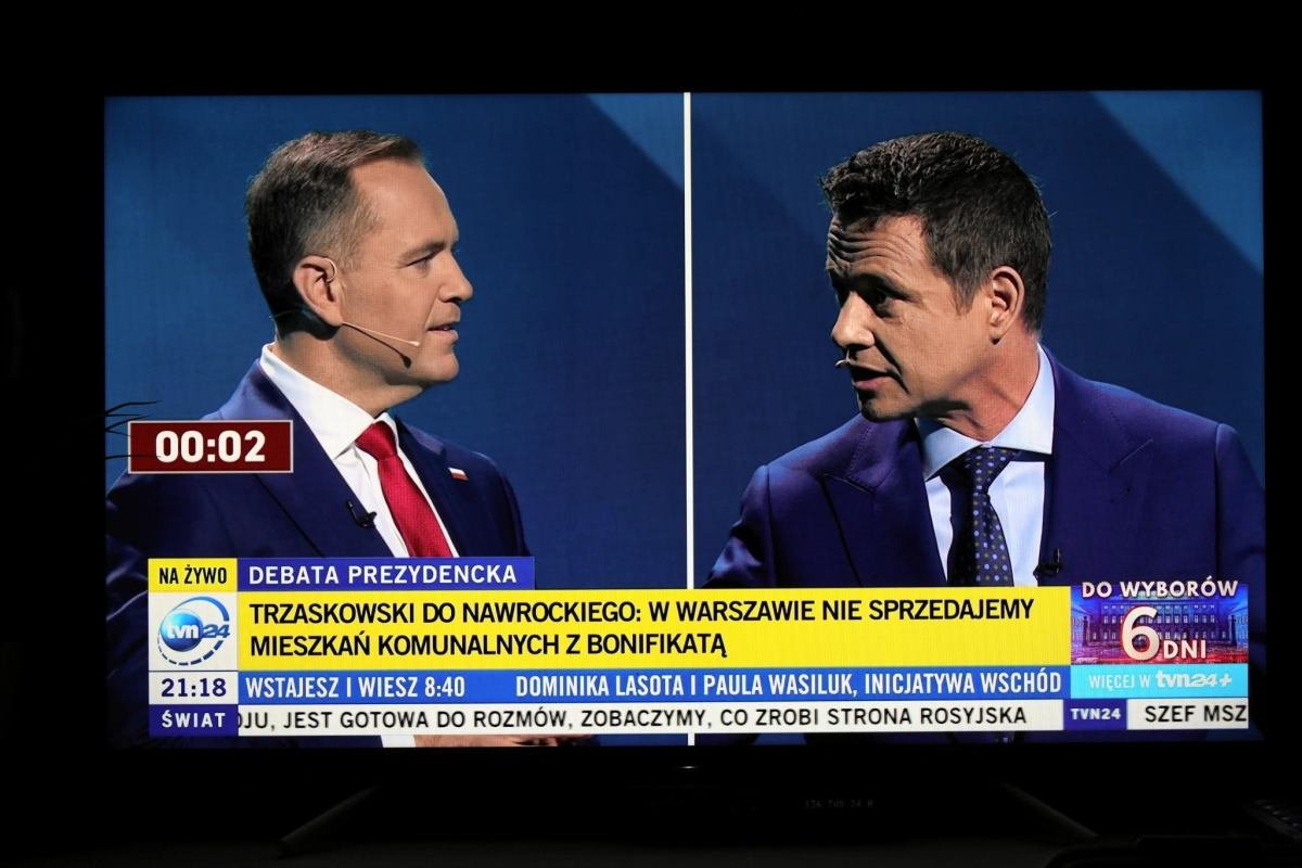 Alicja1263's tweet photo. Debata potwierdziła,że #FighterRafał jest naturalnym faworytem wyścigu o prezydenturę❗️👌
Alfons Ciemnogrodzki jeszcze raz potwierdził,że jest życiową katastrofą #CapoDituTtiCapi 😂🤦‍♀️
Wybór jest prosty - w niedzielę Rafał❗️❤️🇵🇱
#Siódemka https://t.co/QplmbpgX6t