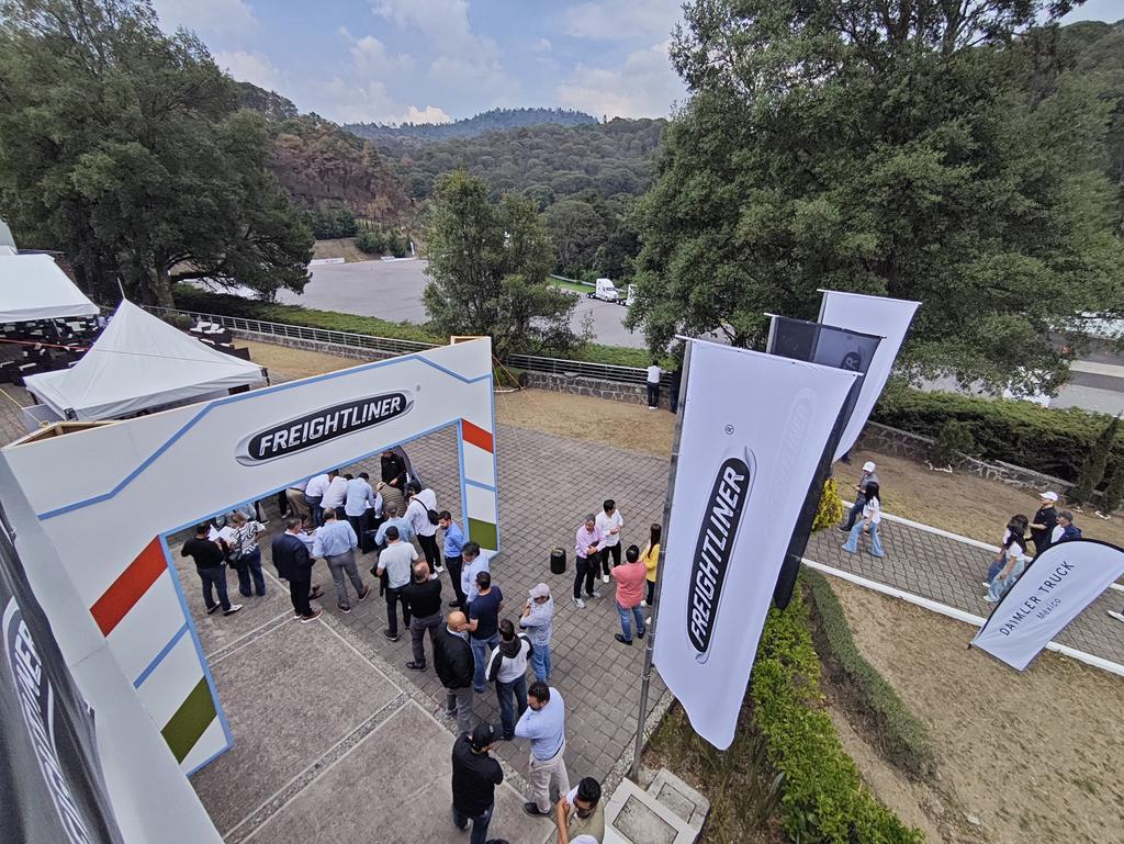 InfoTransportes's tweet photo. 🗞️📢#InfoTransportesInforma: #DaimlerTruck prepara motores de su gran evento para #clientes, quienes vivirán de primera mano la #experiencia de impulsar y expandir sus #negocios con #Freightliner🚛🎖️#TruckDay

 @FreightlinerMex - @DaimlerTruck - @DaimlerTruckBus - @MercedesBenzMx https://t.co/qeH6lYfTgn