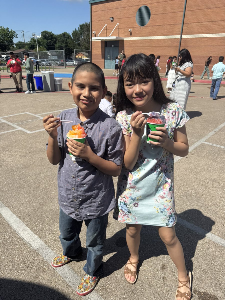 Mariellena21's tweet photo. 🐻🎉 Our Grizzlies are shining! So proud of our students for meeting their MAP goals! 🎯 To celebrate, they earned Kona Ice as a treat! 🍧 Great job Grizzlies, keep learning at high levels! 🚀 #StudentSuccess #MAPGoals #KonaIce https://t.co/fNr6jx67Fv