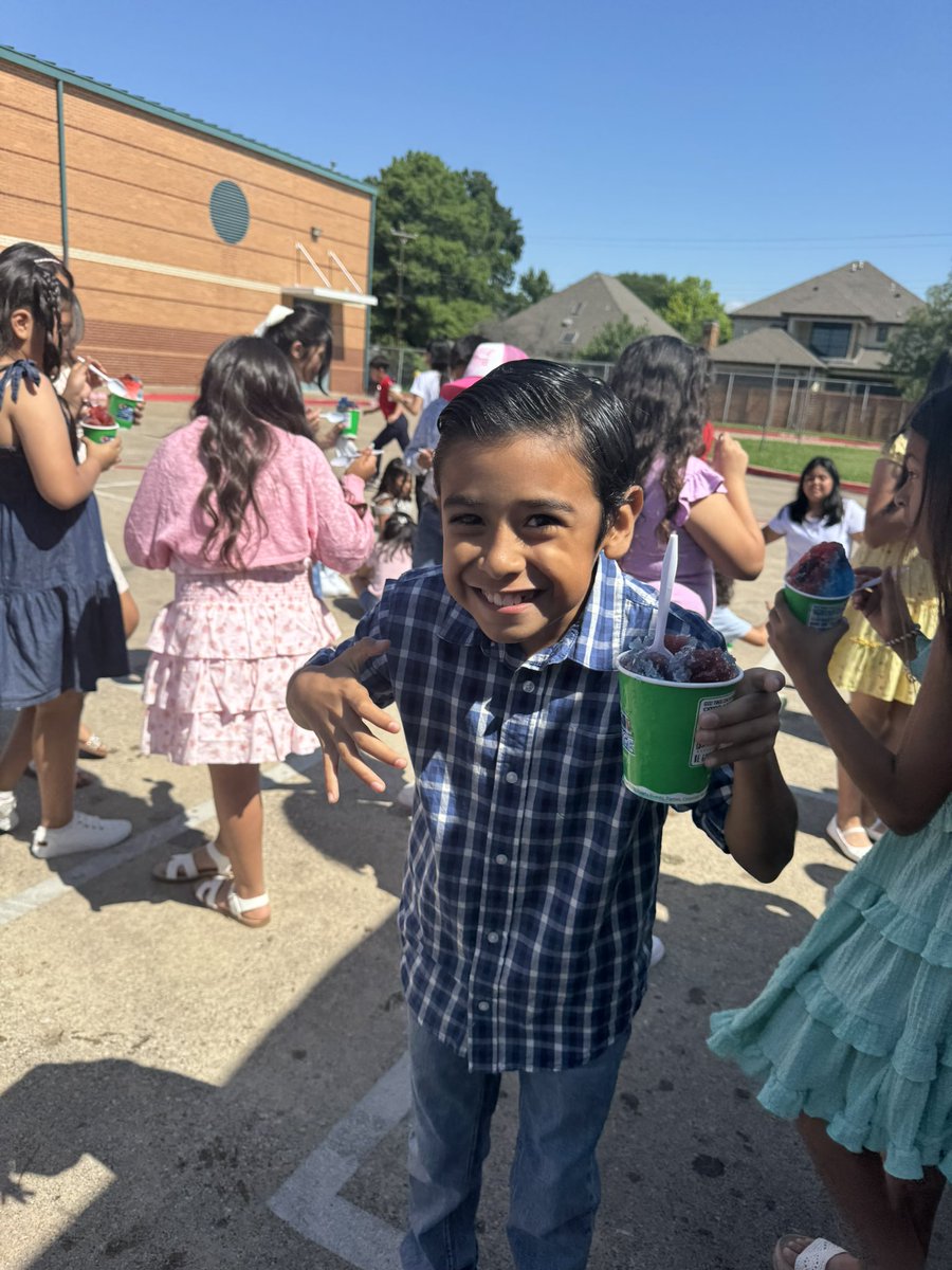 Mariellena21's tweet photo. 🐻🎉 Our Grizzlies are shining! So proud of our students for meeting their MAP goals! 🎯 To celebrate, they earned Kona Ice as a treat! 🍧 Great job Grizzlies, keep learning at high levels! 🚀 #StudentSuccess #MAPGoals #KonaIce https://t.co/fNr6jx67Fv