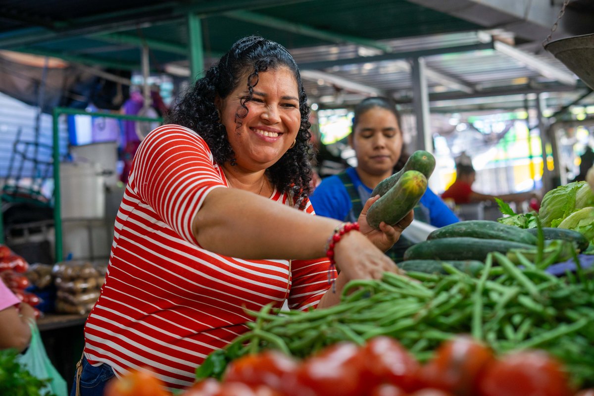 WFP_SV's tweet image. ¡Alimentando el presente y el futuro! ✨

WFP 🇸🇻 apoya la producción eficiente de alimentos, cuidando los recursos y fortaleciendo el bienestar de las comunidades a través de:

🌱 Capacitaciones en buenas prácticas agrícolas
🍅 Huertos comunitarios
🛒 Acceso a mercados locales