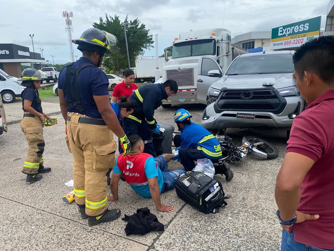 Emergencias Panamá (@sos_pty) on Twitter photo #Repost
#ZRVeraguas 🚨|
Personal de #EXBURE del <a href="/BCBRP/">Bomberos De Panamá</a> 🚒, atendió un accidente automovilístico en la vía Interamericana, a un costado de la Estación Delta Veraguense en Santiago.
El incidente fue una colisión entre un vehículo tipo pick-up y una motocicleta 🛻🏍. Una persona #Repost
#ZRVeraguas 🚨|
Personal de #EXBURE del <a href="/BCBRP/">Bomberos De Panamá</a> 🚒, atendió un accidente automovilístico en la vía Interamericana, a un costado de la Estación Delta Veraguense en Santiago.
El incidente fue una colisión entre un vehículo tipo pick-up y una motocicleta 🛻🏍. Una persona