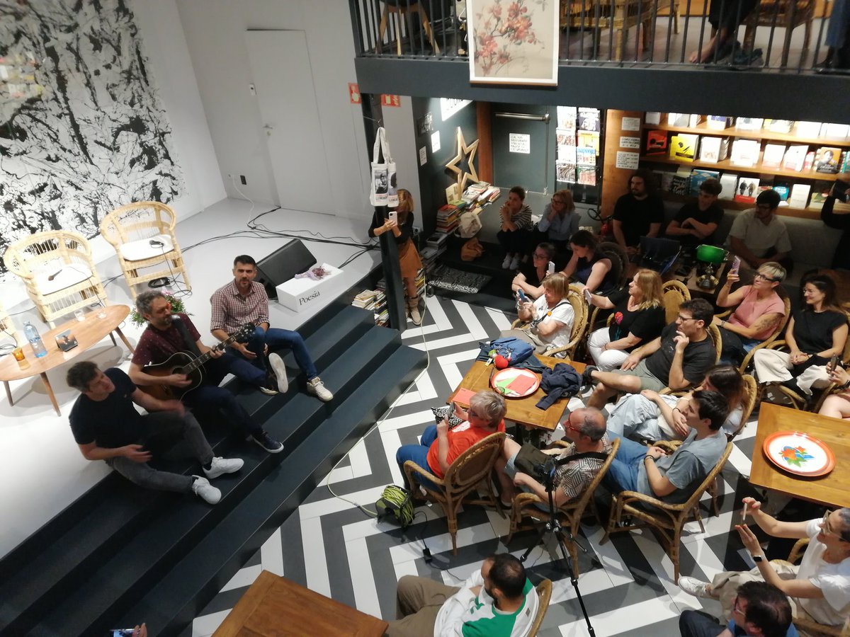 Jordi Sugranyes (@cracksona9) on Twitter photo Els <a href="/amicsdelesarts/">Els Amics de les Arts</a> han estat aquest vespre a <a href="/OnaLlibres/">Ona Llibres</a> de #Barcelona. #Concert_num 3894. Els <a href="/amicsdelesarts/">Els Amics de les Arts</a> han estat aquest vespre a <a href="/OnaLlibres/">Ona Llibres</a> de #Barcelona. #Concert_num 3894.