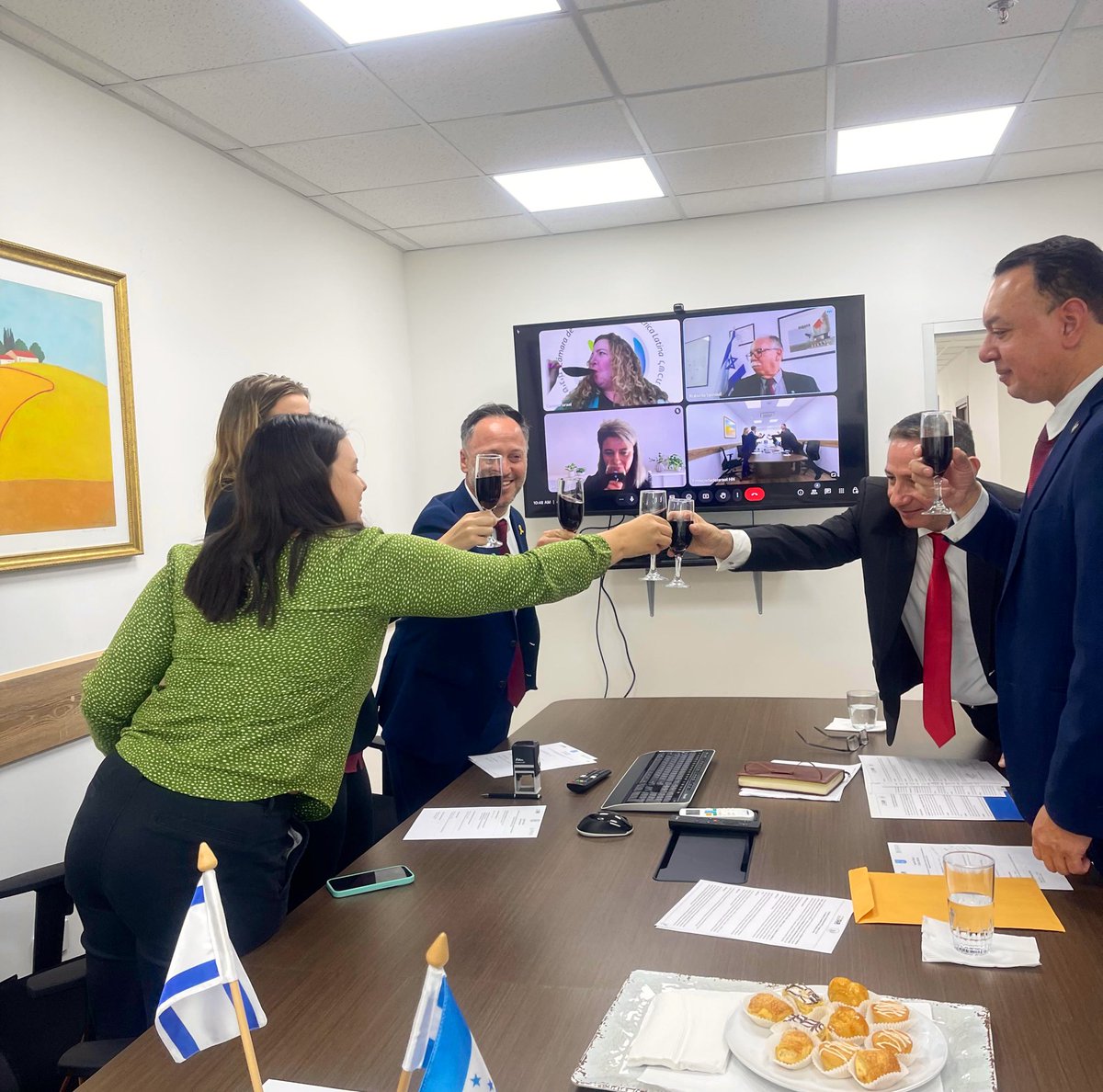 📣¡Un evento histórico!
Hoy, la <a href="/CCIS_Choluteca/">Cámara de Comercio e Industrias del Sur</a> y la Cámara de Comercio Israel–LATAM firmaron un memorando de entendimiento (MOU) en una reunión festiva en la embajada.
Es la primera vez que una cámara de comercio hondureña firma un MOU con Israel.
¡Seguimos avanzando juntos!