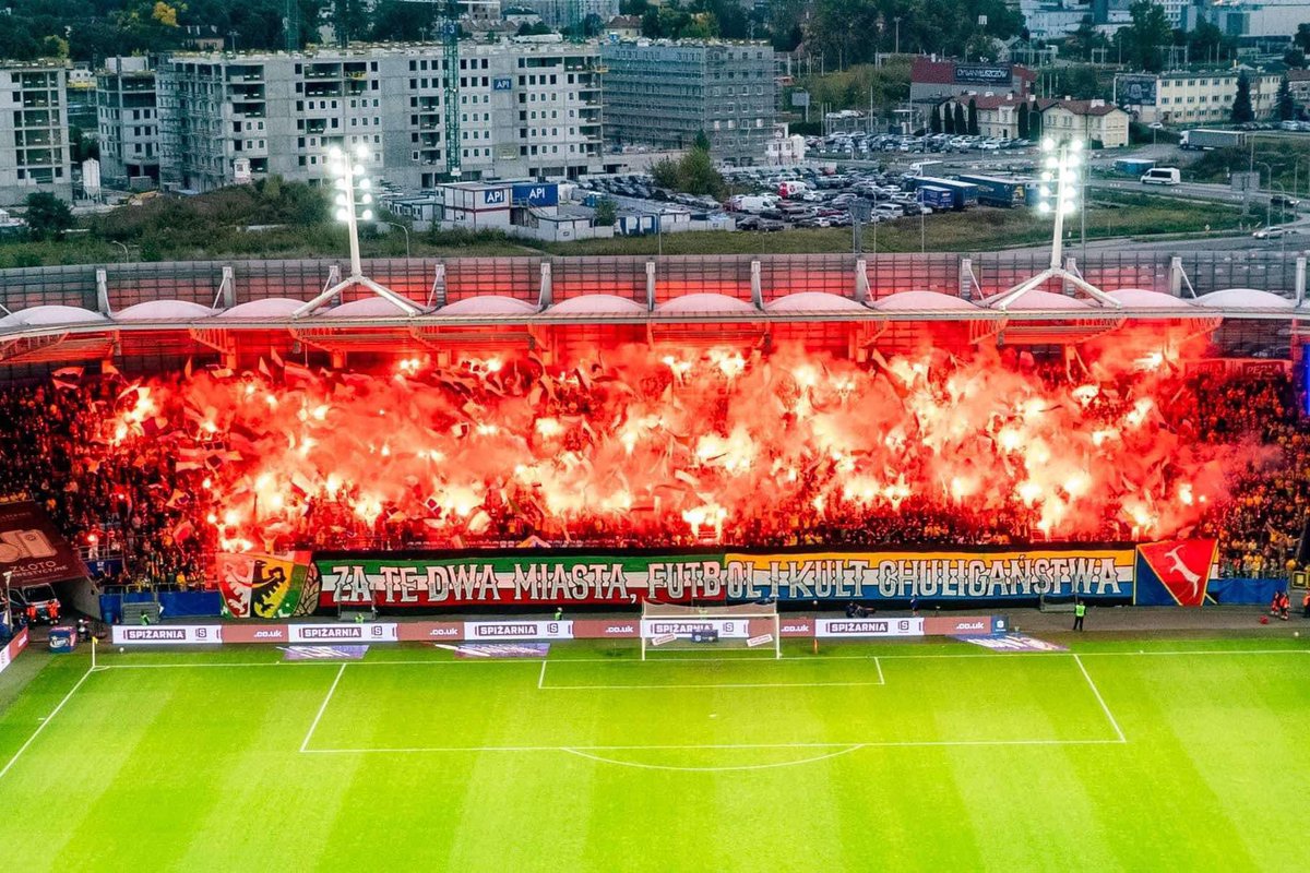 Michał Król (@m_krol_) on Twitter photo Szalony sezon za nami. Piękny czas pełen sukcesów i porażek, pokazaliśmy w wielu momentach, że jesteśmy RAZEM.
Dziękuję kibicom za te wszystkie mecze wyjazdowe. Dziękuję za niesamowitą atmosferę na meczach domowych
 🟡⚪️🔵
NIEZNISZCZALNI 3 🥹 Szalony sezon za nami. Piękny czas pełen sukcesów i porażek, pokazaliśmy w wielu momentach, że jesteśmy RAZEM.
Dziękuję kibicom za te wszystkie mecze wyjazdowe. Dziękuję za niesamowitą atmosferę na meczach domowych
 🟡⚪️🔵
NIEZNISZCZALNI 3 🥹