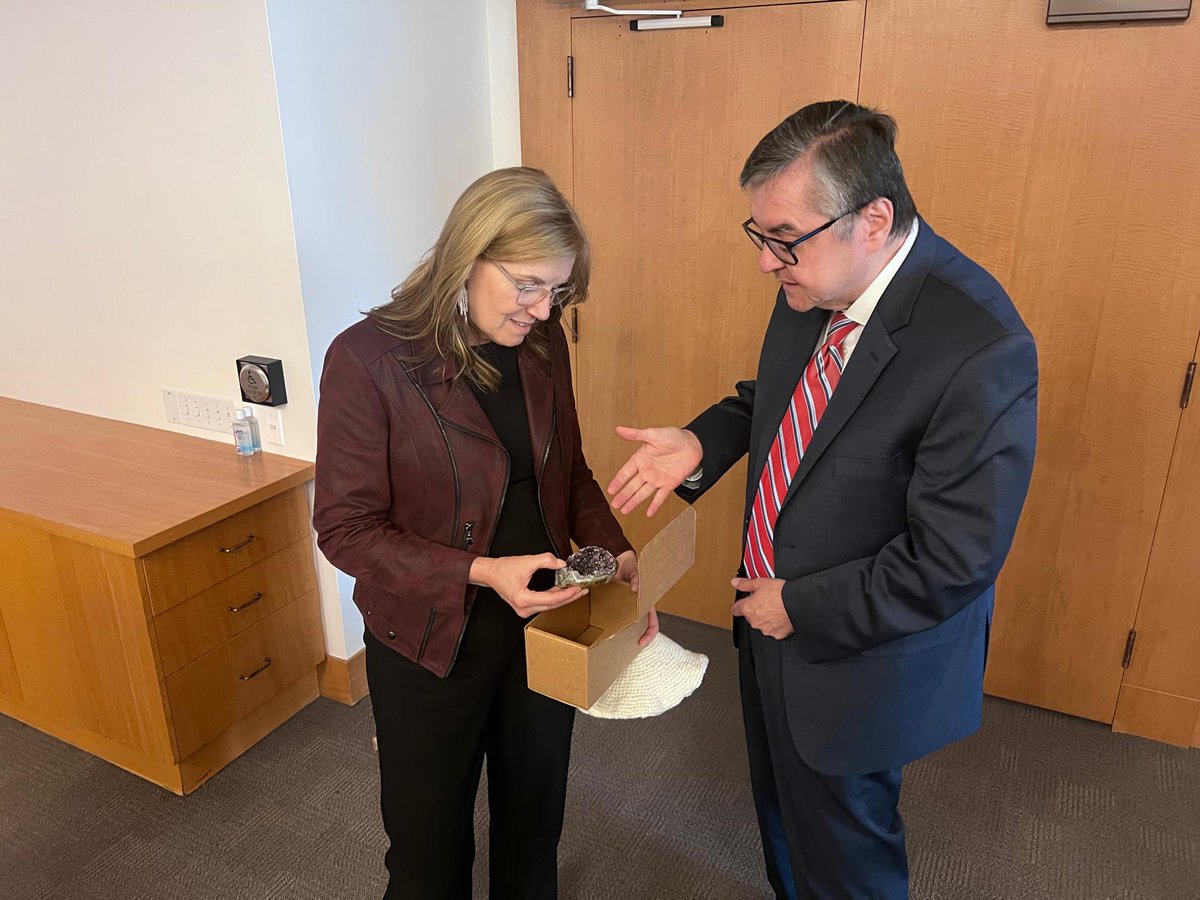 🇺🇾🇨🇦 Ambassador of Uruguay to Canada, Gustavo Álvarez, and Consul General in Toronto, Leonardo Olivera, are in Vancouver for the Web Summit, one of the world’s top tech conferences — now in North America for the first time.
Today, they met with the Hon. Diana Gibson, BC’s