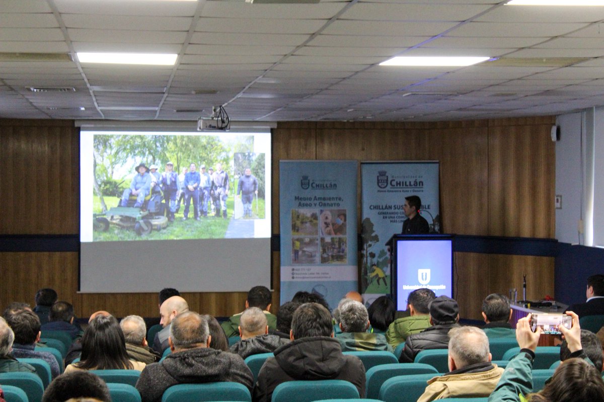 #ComunidadUdeC: Compartimos registro de la participación del jefe de la sección de Parques y Jardines de nuestro campus, Wilson González Saavedra, en el Seminario “Urbanidad verde: sobre la
Integración del Arbolado en el entorno Urbano”.