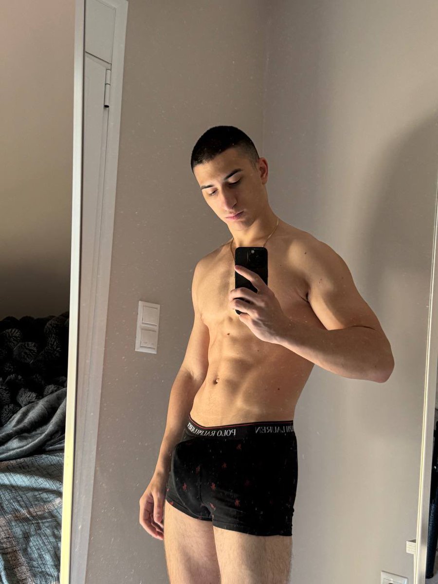 First 30 people who say “hi” will receive my d pics