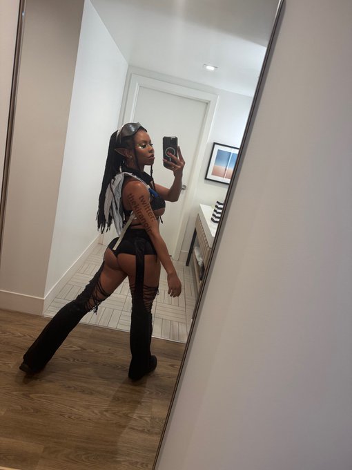 1 pic. still have so many edc pics to show u https://t.co/CyWh1WLh0n