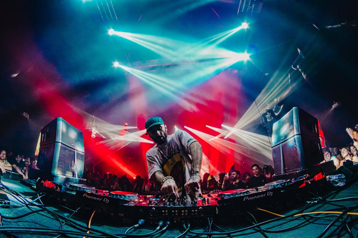 2FilthyPhotos's tweet image. Hol! Abq headline