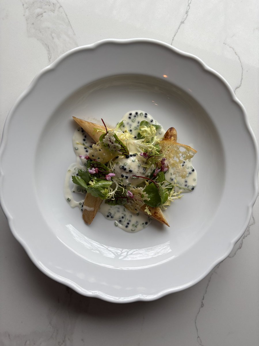 The taste of spring is in full bloom and the talented team at Quatrefoil in Dundas captures the essence of the season with their updated menu. A great way to indulge in local flavours and soak up the sunshine on their beautiful patio as the days get warmer! 🍽️ 🌱 

#sponsored