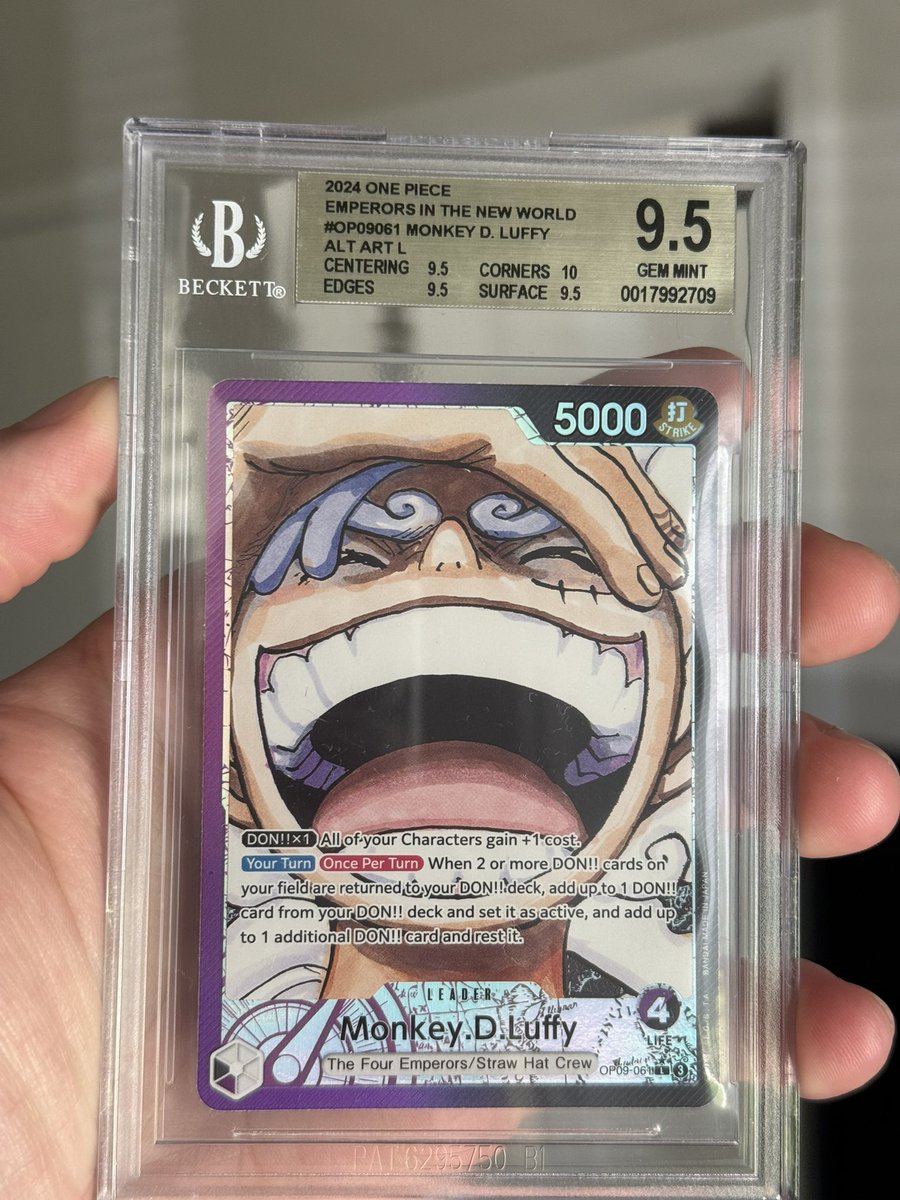 My One piece card collection has been growing recently and so far these are my fav 4 :D

Still not over how cunty the Boa card is 🤩