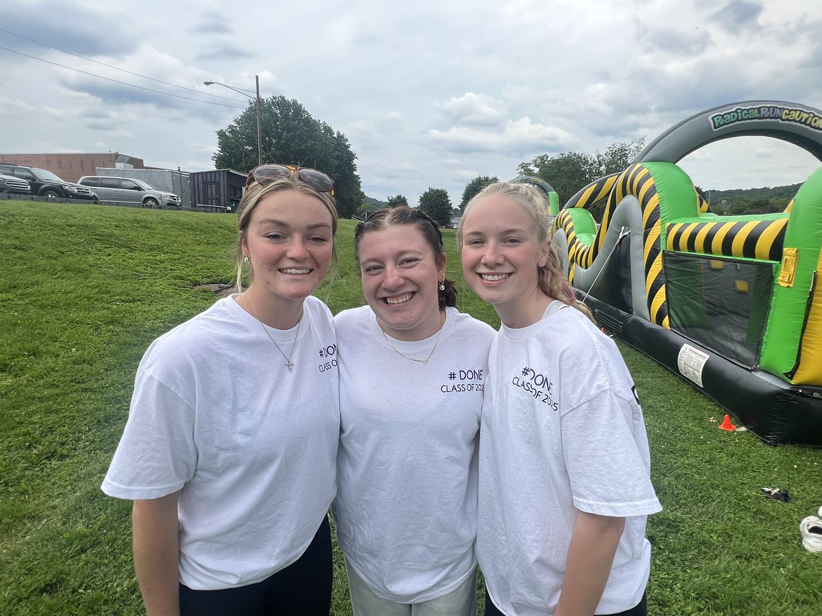 This afternoon is the MCHS Senior Picnic

The Seniors are having a blast

#GoHuskies!