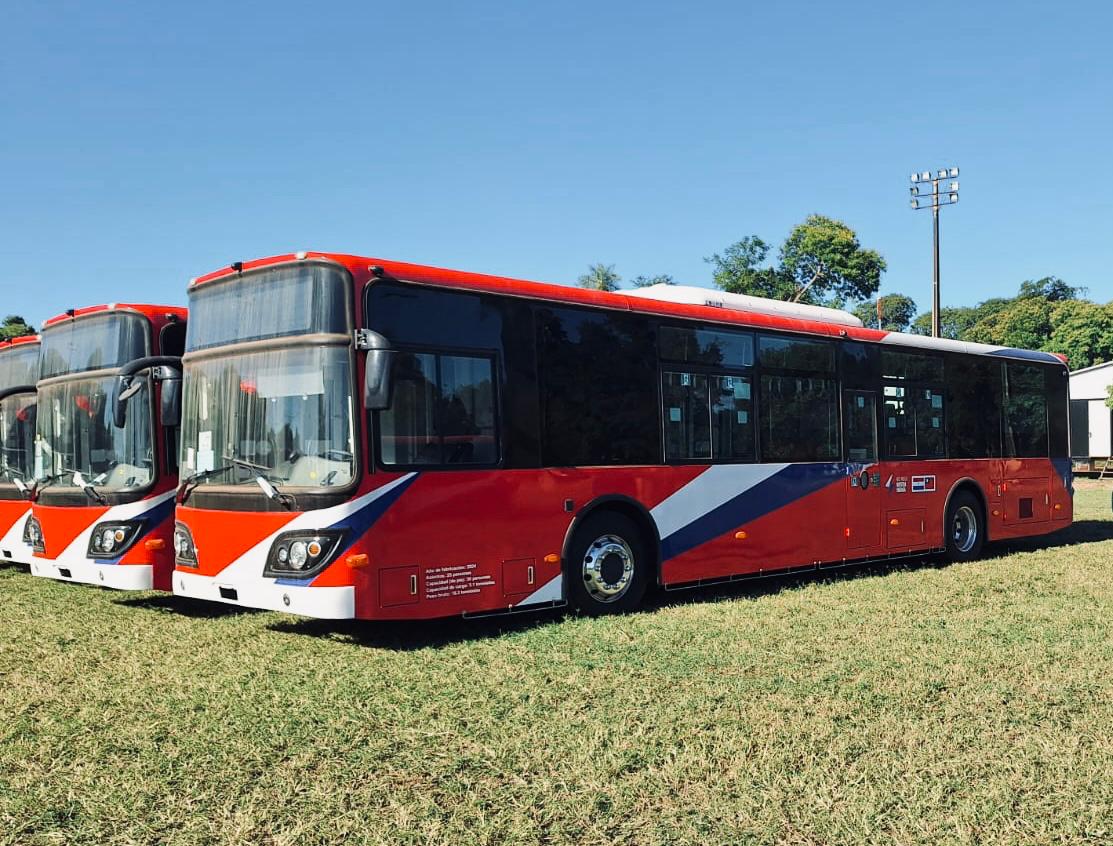 mopcparaguay's tweet image. 🚍 #MovilidadEléctrica  
 📌 Lanzamos la licitación para operar 30 buses eléctricos en Asunción, San Lorenzo y Luque. 
➡️ Forma parte del plan piloto desarrollado junto a Taiwán (@TW_Paraguay), con flota estatal e infraestructura ya disponible.
👉 mopc.gov.py/?p=13403