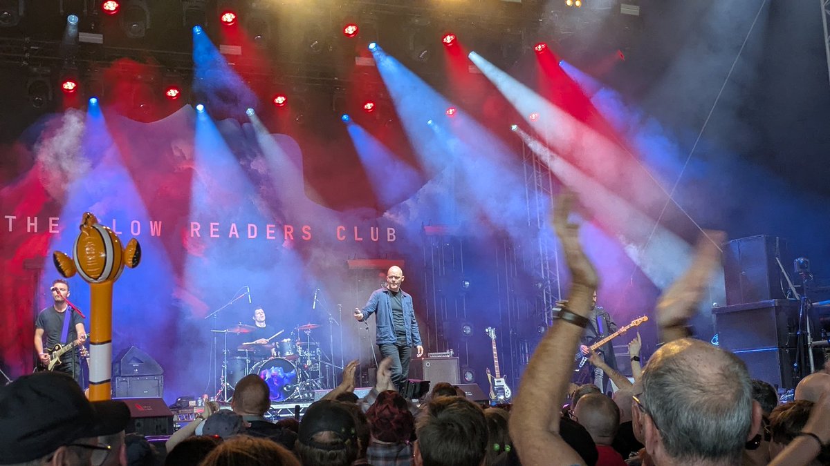 JuliaRawson's tweet photo. #NeighbourhoodWeekender 2025 #Bluetones #James #SlowReaders https://t.co/QzjaJa9O12