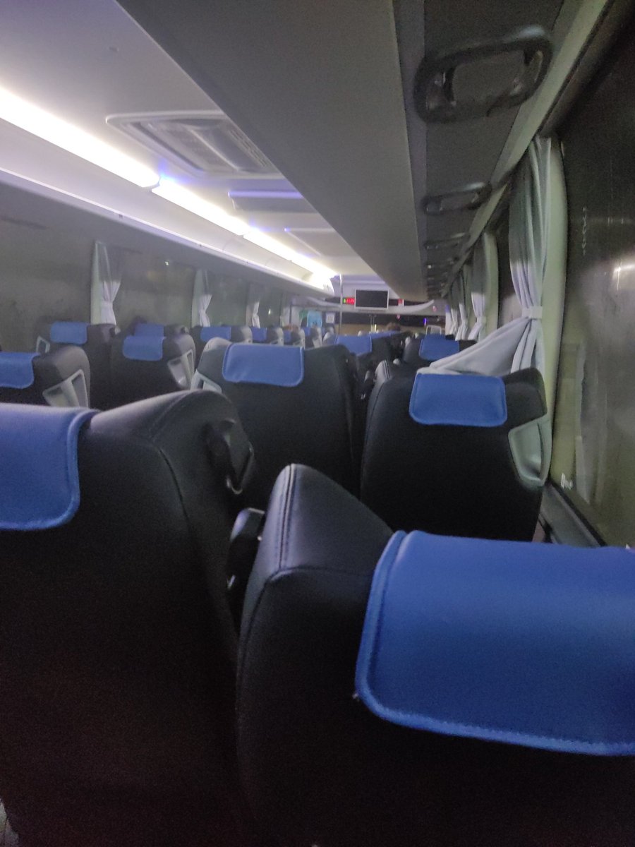 Uno siempre tiene la fantasía de sentarse en el fondo del bus para que algo pase...
Historias de bus ?? Los leo....