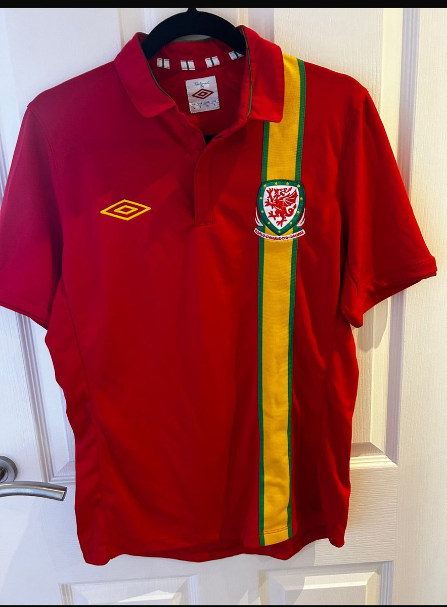 Wales Football Shirt 🏴󠁧󠁢󠁷󠁬󠁳󠁿 

Home 2012-2013

Umbro 

Size small 

£50