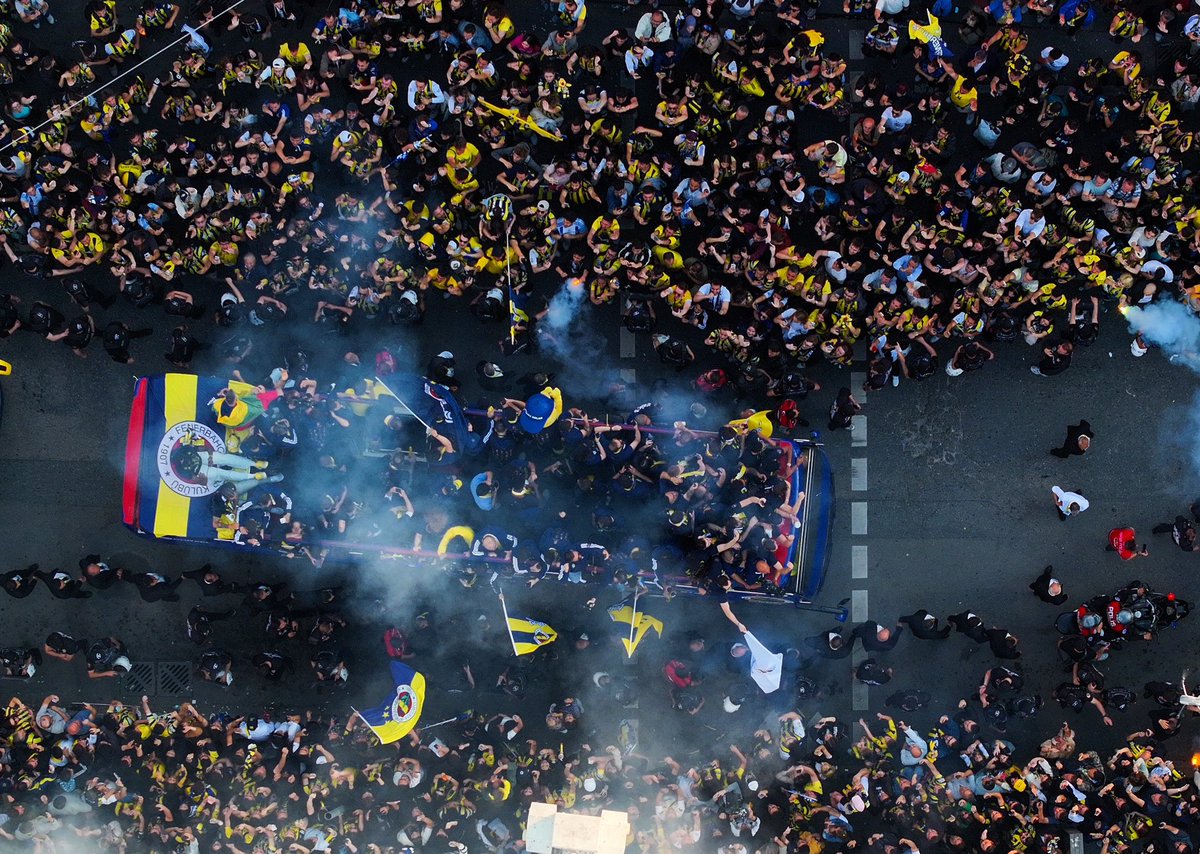 Fenerbahce's tweet photo. Bu arma, bu renkler, bu gurur sizinle güzel!
İyi ki varsın Büyük Fenerbahçe Taraftarı! https://t.co/W3jTAp5Ra2