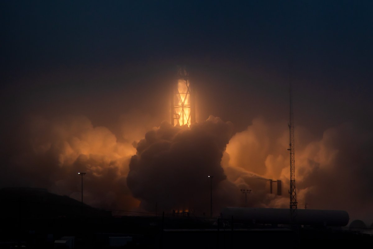 Falcon 9 launches 24 <a href="/Starlink/">Starlink</a> satellites to orbit from California