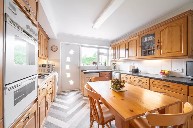 StyledNSpaces's tweet photo. Want luxe-looking kitchen cabinets without a full remodel? 💡 Designers suggest 5 tricks: add crown molding, bold paint or wallpaper, swap in statement hardware, and install under-cabinet lighting. Budget-friendly upgrades = high-end vibes! ✨🏡 #KitchenMakeover #DesignTips https://t.co/7kM2LpxdJv