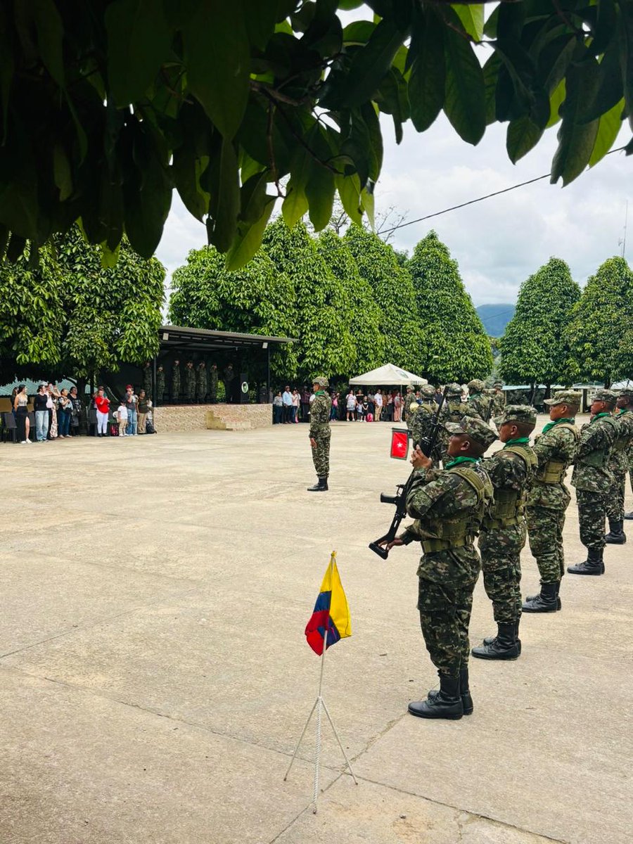 Ejercito_Div4's tweet photo. En las instalaciones del Batallón de Entrenamiento y Reentrenamiento No. 7 'José Miguel Pey Andrade' en Cubarral, #Meta, se llevó a cabo la solemne ceremonia de Juramento de Bandera del Primer Contingente de 2025.

Nuestros soldados del Batallón de Selva No. 52 'Coronel José Dolores Solano' de la #Brigada31 no solo asumieron con honor la misión de proteger a Colombia.

También, encontraron en el Ejército una oportunidad de vida, de superación y trascendencia, para forjar su futuro con disciplina, valores y compromiso.

Hoy dan el primer paso hacia un camino de servicio que marcará positivamente sus vidas para siempre.
#NuestroCompromisoEsColombia
#PatriaHonorLealtad