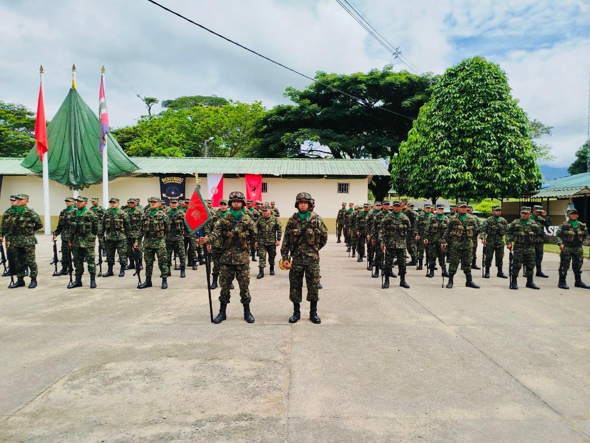 Ejercito_Div4's tweet photo. En las instalaciones del Batallón de Entrenamiento y Reentrenamiento No. 7 'José Miguel Pey Andrade' en Cubarral, #Meta, se llevó a cabo la solemne ceremonia de Juramento de Bandera del Primer Contingente de 2025.

Nuestros soldados del Batallón de Selva No. 52 'Coronel José Dolores Solano' de la #Brigada31 no solo asumieron con honor la misión de proteger a Colombia.

También, encontraron en el Ejército una oportunidad de vida, de superación y trascendencia, para forjar su futuro con disciplina, valores y compromiso.

Hoy dan el primer paso hacia un camino de servicio que marcará positivamente sus vidas para siempre.
#NuestroCompromisoEsColombia
#PatriaHonorLealtad