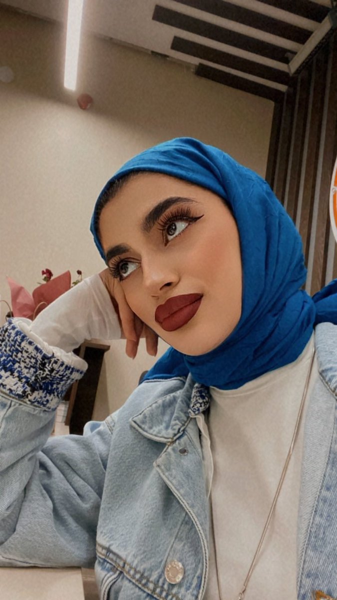 O’na böyle baktığımda aşık olduğumu düşünüyor. Benim boş duvara bile böyle baktığımdan haberi yok.