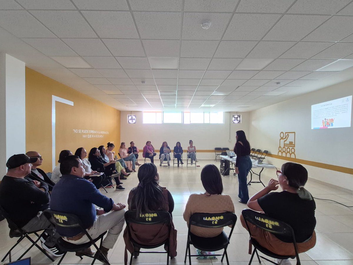 cedemqro's tweet photo. Se impartió el curso "Desarrollo Humano I" para  el personal que labora en el Centro de Artes y Oficios con el fin de brindarles mayores opciones y capacidades para realizar lo que desean y lo que pueden hacer. https://t.co/eTggmdUhhG
