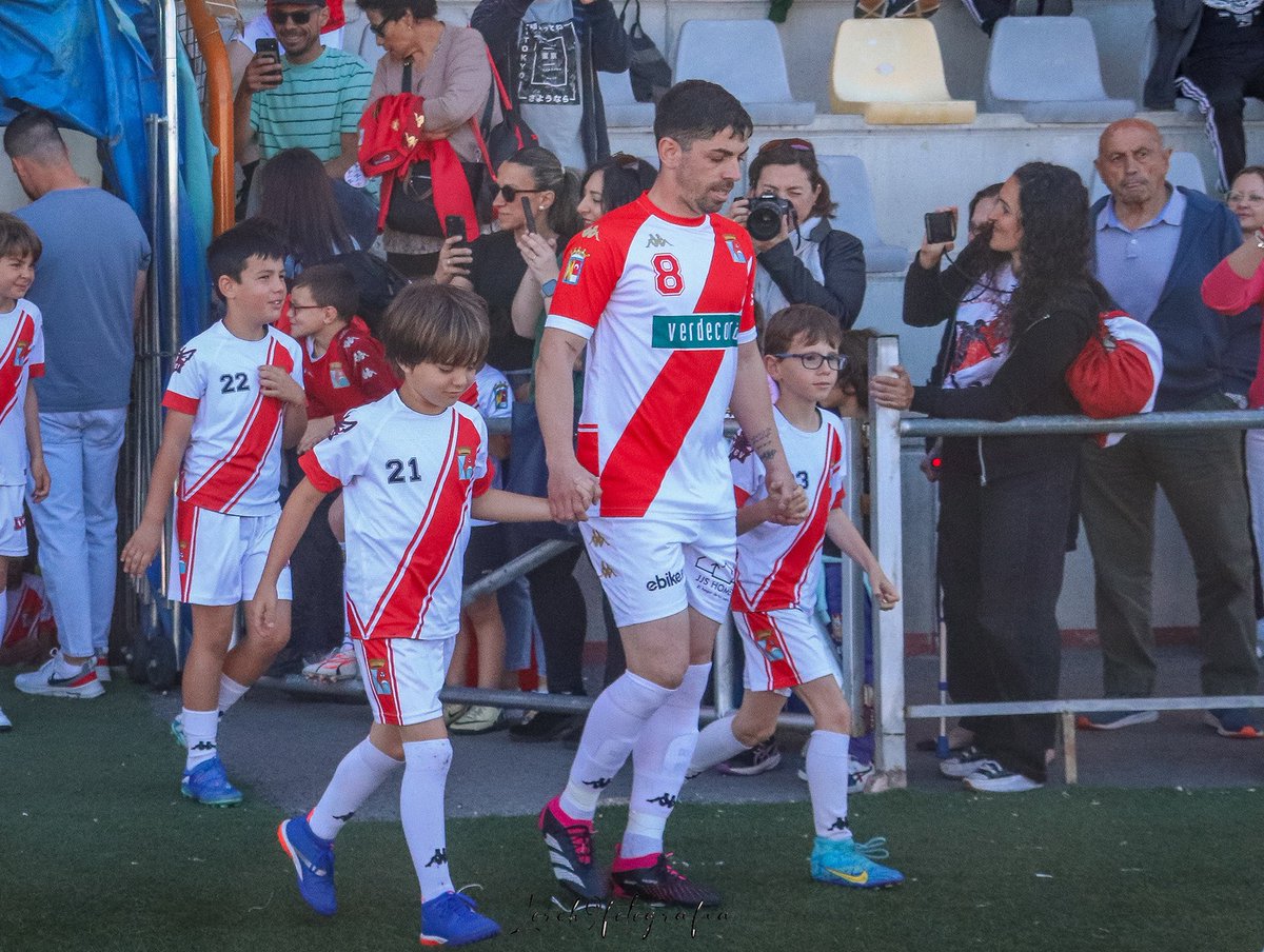 adcolmenarviejo's tweet photo. ⚽️ FINAL EN CASA – TODO O NADA ⚽️

AD COLMENAR VIEJO vs Juventud Sanse ‘A’
🗓️ Domingo 1 de junio
🕦 11:30 h
🏟️ Campo Alberto Ruiz

¡Nos lo jugamos TODO!
Un año de esfuerzo, compromiso e ilusión…
Todo se decide en 90 minutos. Todo se decide en casa.

Nuestro primer equipo masculino se juega el ASCENSO.
Y no hay mejor manera de hacerlo que rodeados de los nuestros.

Necesitamos tu aliento. Tu voz. Tu energía.
Llenemos el Alberto Ruiz. Que se note que esto es COLMENAR.

ENTRADA GRATUITA PARA TODOS
¡Familias, amigos, vecinos… TODOS estáis invitados a empujar con nosotros!

VÍVELO. SIENTELO. HAZLO POSIBLE.

❤️‍🔥 #SienteADCV
❤️🤍 #Jugador12
#VamosColmenar #FinalDeTemporada #ADColmenarViejo