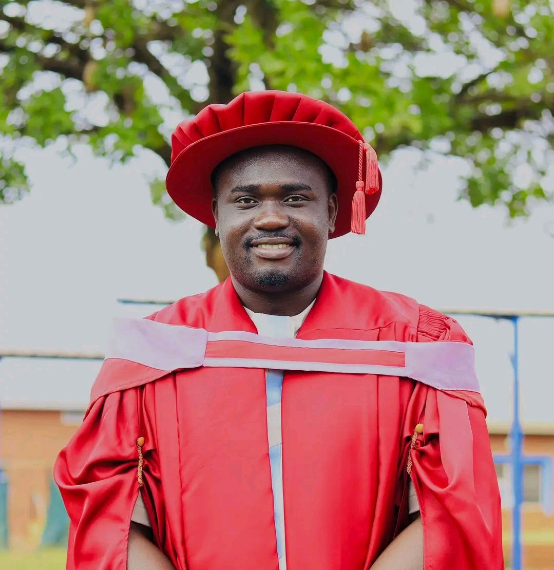 Univenofficial's tweet image. Congrats to Dr. Tshimangadzo Donald Mukwevho on earning his PhD in Law from UNIVEN at just 26. From Gumela village to Senior Lecturer at NWU, his journey—from LLB in 2020 to PhD in 2025—is a powerful story of resilience and the power of education.

#UNIVENGraduation2025