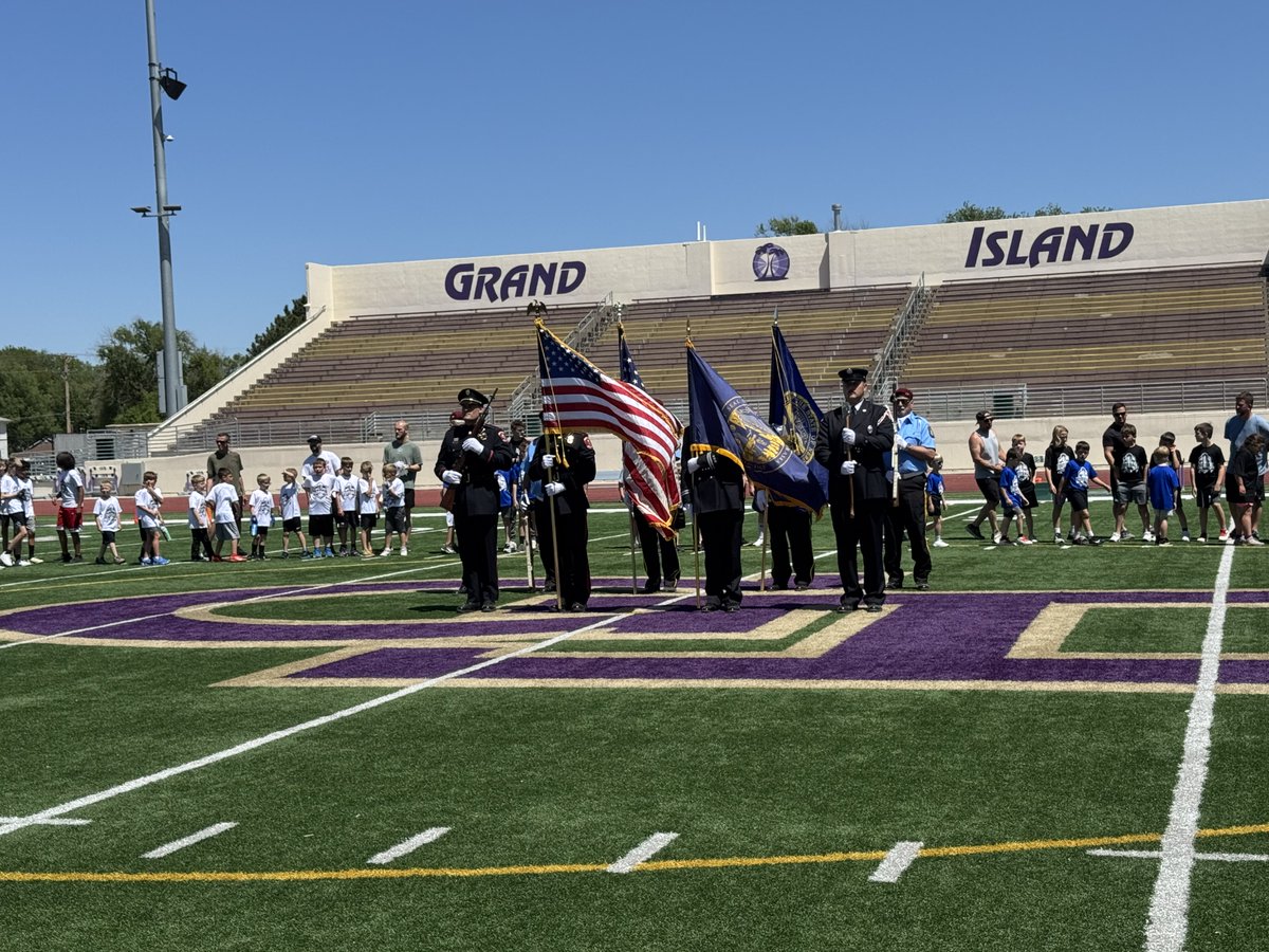 GIFireDept's tweet image. Shoutout to GIFD Firefighter Jared Stutzman & Capt. Justin Ferris for representing at the YMCA youth football closing ceremony alongside GIPD.
🇺🇸 #HonorGuard #GrandIsland #GIFD #GIPD